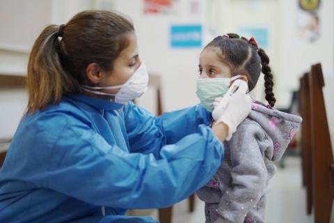 黎巴嫩贝鲁特的一家初级卫生保健中心里，一名护士在为一名女孩测量体温。